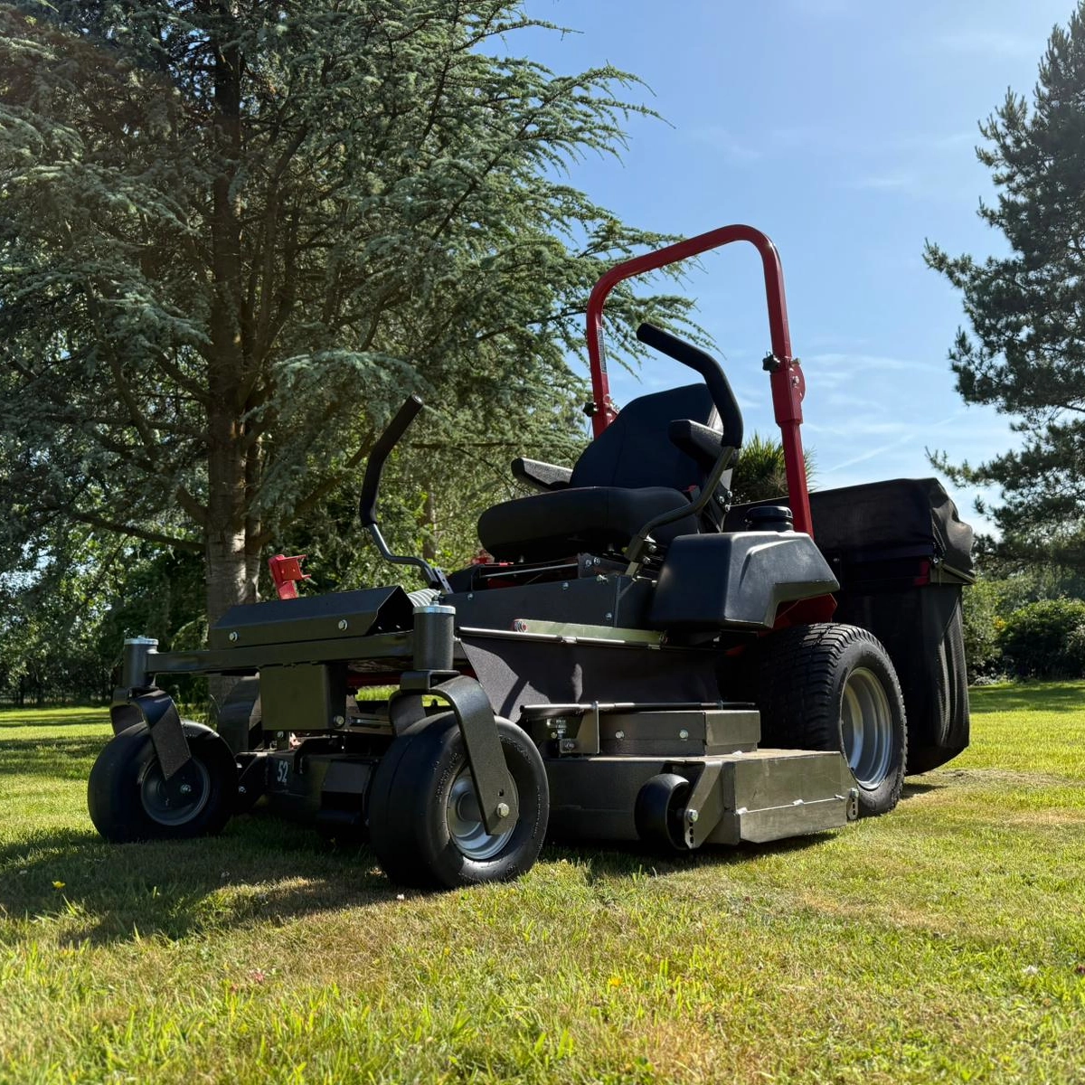 Titan Pro 52" Ride-On Zero-Turn Lawnmower + Bagger [Ex-Demo Model]